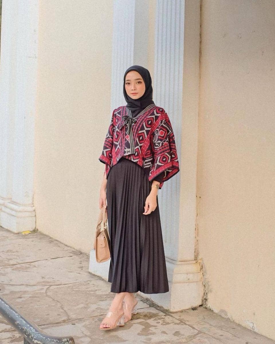 Atasan Tenun Modern untuk Kondangan (instagram.com/liza.rosalita)