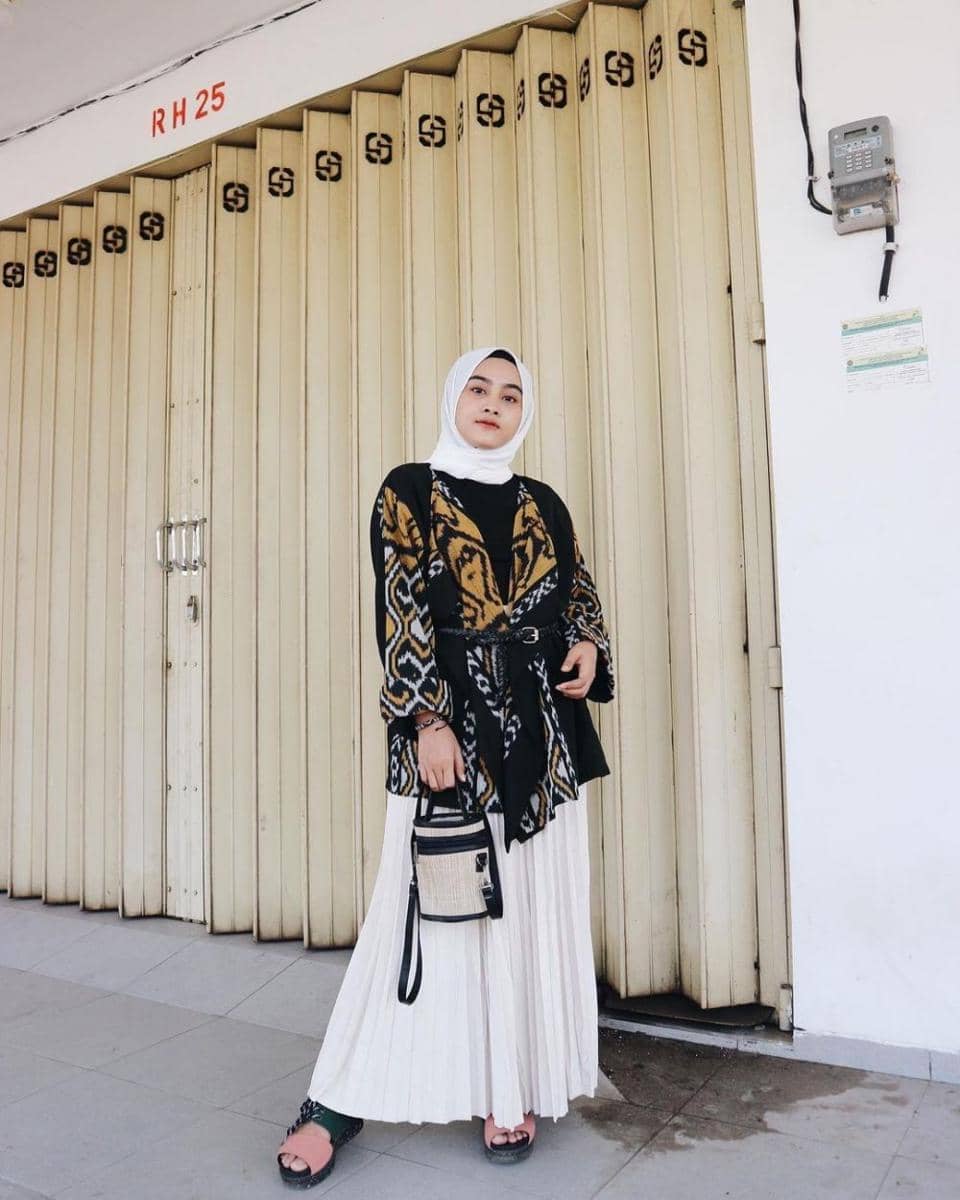 Atasan Tenun Modern untuk Kondangan (instagram.com/atikmaisaro)