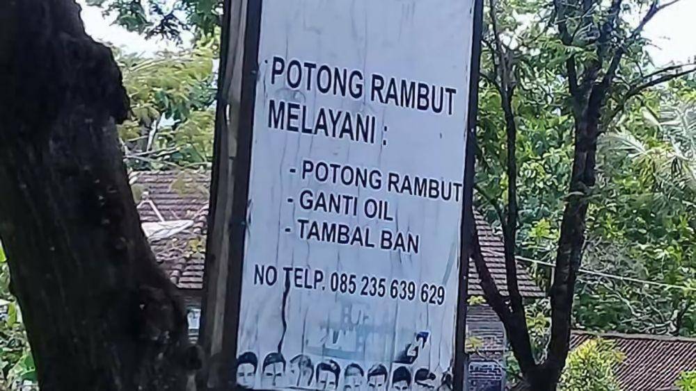 tulisan nyeleneh di pohon (instagram.com/kebebasanrakyat)