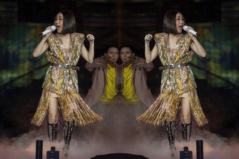 Atasan Tenun Modern untuk Kondangan (instagram.com/bclsinclair)