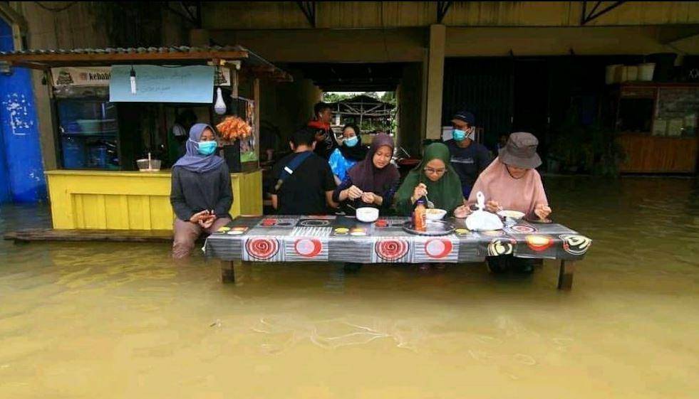 Belanja di warung (Twitter.com/nocontextwarung)