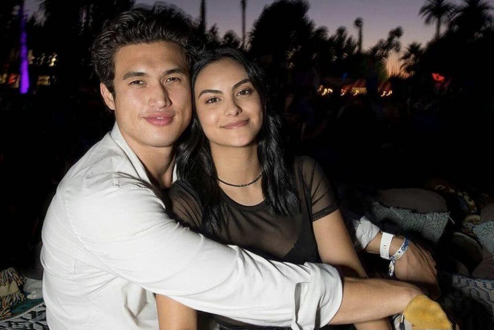 Balikan, 10 Potret Pemain Riverdale Camila Mendes dan Charles Melton