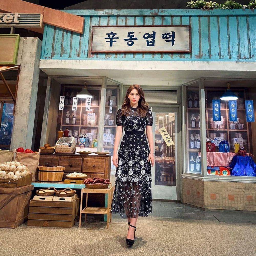 Outfit dress ala Jeon Somi (instagram.com/somiupdate)