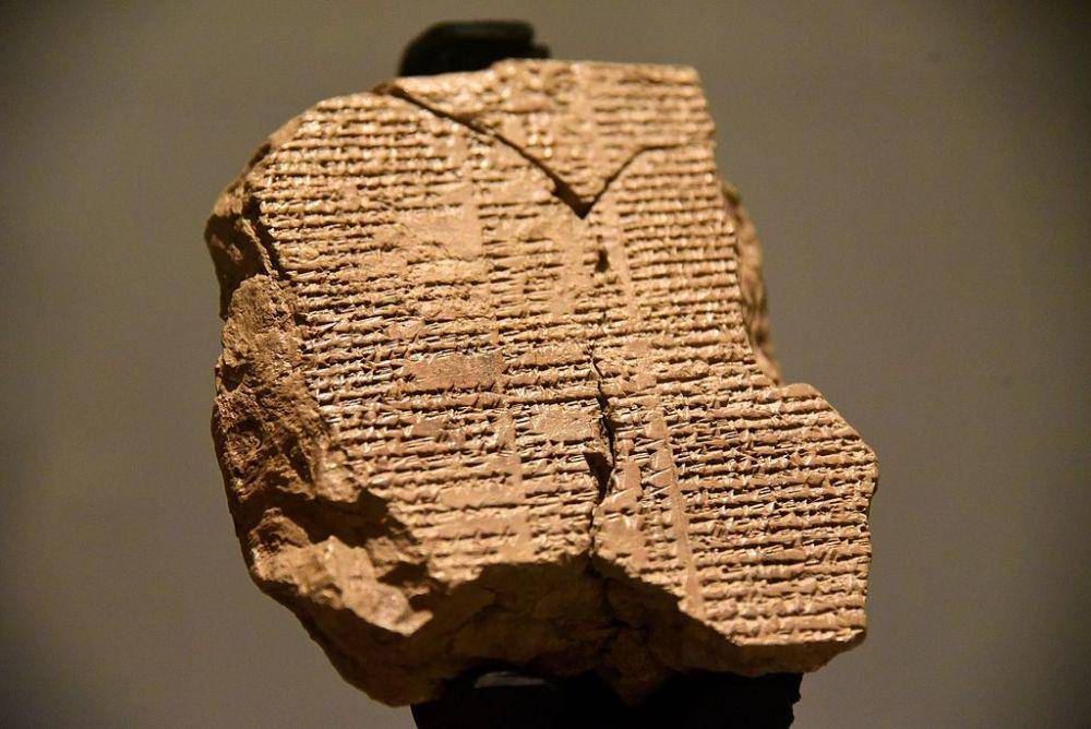 pahatan tulisan yang mengisahkan Gilgamesh (yoair.com)