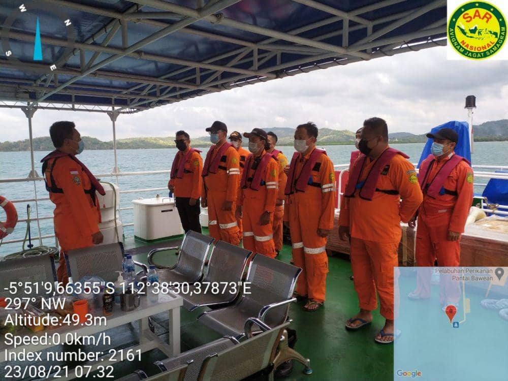 Pencarian nelayan Lamongan di Perairan Masalembu, Senin (23/8/2021). Dok. Kantor SAR Surabaya.