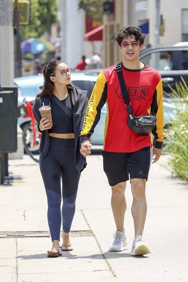 Camila Mendes dan Charles Melton (celebsfirst.com)