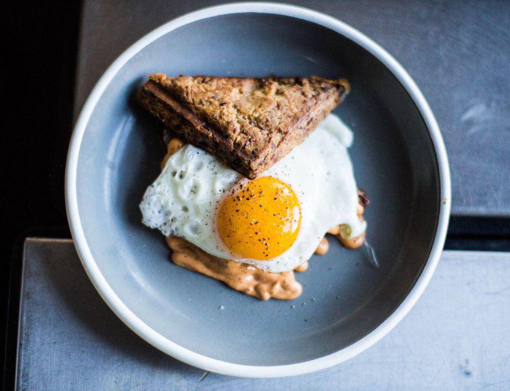 ilustrasi bacon buttermilk scones (unsplash.com/Charisse Kenion)