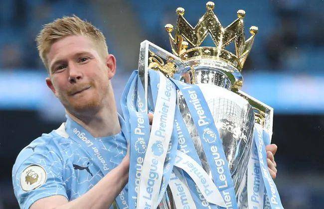 Kevin De Bruyne mengangkat trofi Premier League (givemesport.com)