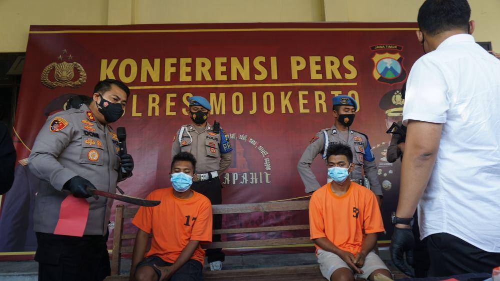 Kedua pelaku diamankan polisi. IDN Times/Moch Fad