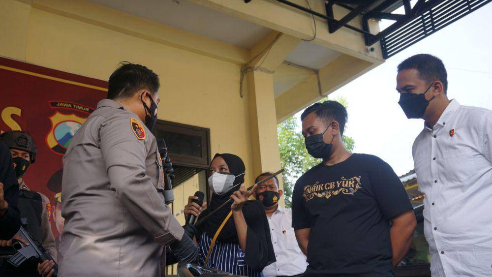 Kedua korban saat dihadirkan ke Polres Mojokerto.IDN Times/Moch Fad