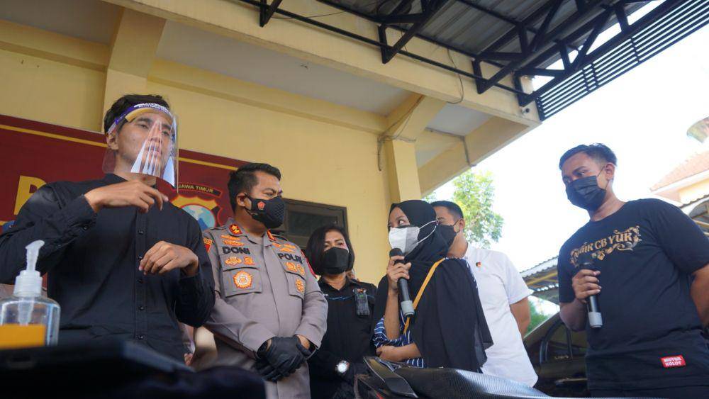 Kedua korban saat dihadirkan ke Polres Mojokerto.IDN Times/Moch Fad