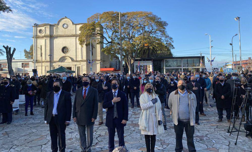 Presiden Uruguay, Luis Lacalle Pou (tengah) saat menghadiri acara kenegaraan. (twitter.com/LuisLacallePou)