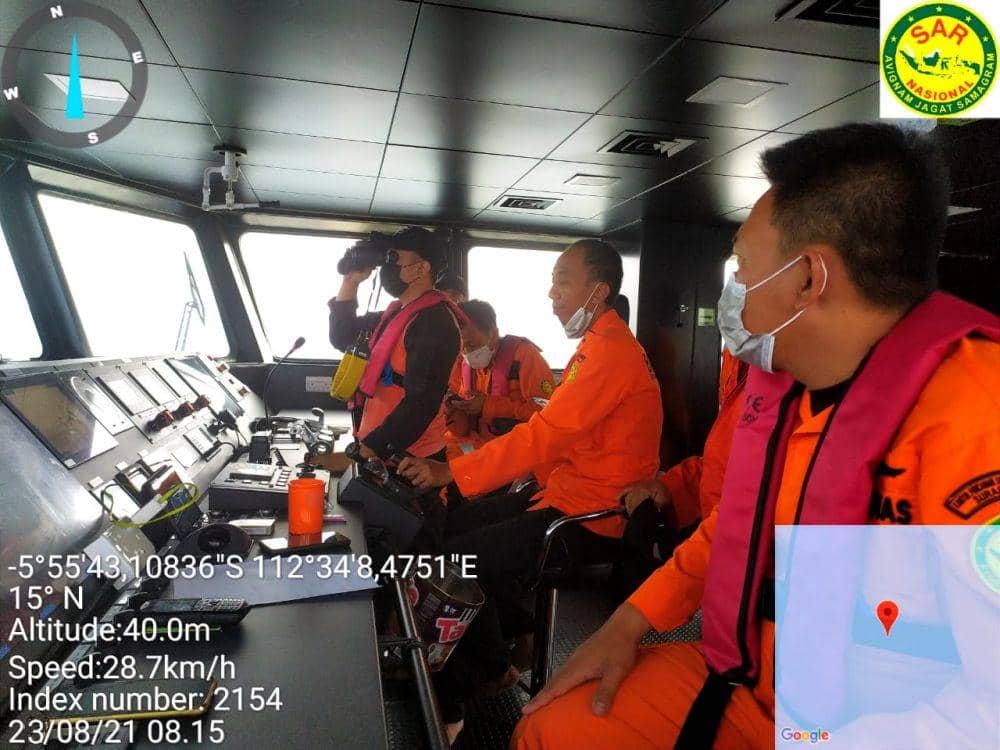 Pencarian nelayan Lamongan di Perairan Masalembu, Senin (23/8/2021). Dok. Kantor SAR Surabaya.