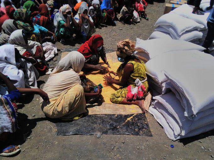 Warga Tigray yang sedang mengantre bantuan pangan dari WFP. (Twitter.com/WFP_Ethiopia)