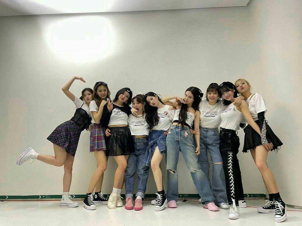 TWICE (Instagram.com/twicetagram)