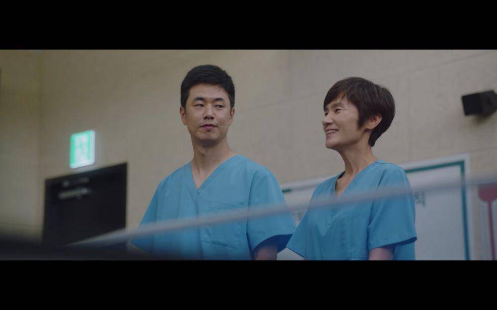 Hyun Jung Hwa dan Joo Sae Hyuk di salah satu episode Hospital Playlist Season 2 (dok. Netflix/Hospital Playlist)