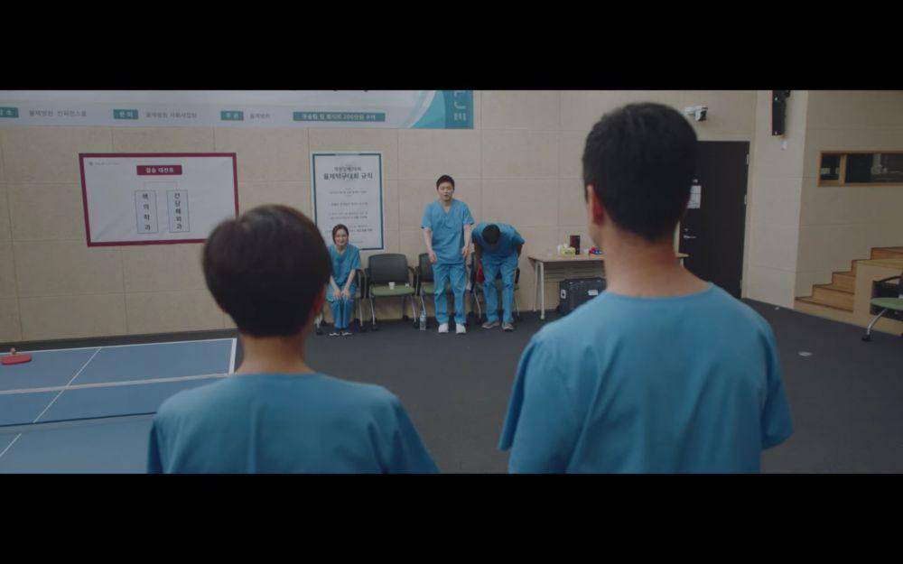 Hyun Jung Hwa dan Joo Sae Hyuk di salah satu episode Hospital Playlist Season 2 (dok. Netflix/Hospital Playlist)