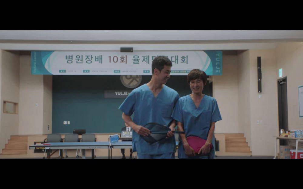 Hyun Jung Hwa dan Joo Sae Hyuk di salah satu episode Hospital Playlist Season 2 (dok. Netflix/Hospital Playlist)