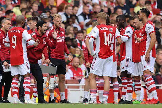 potret para pemain Arsenal saat diberi instruksi oleh sang pelatih, Mikel Arteta (paininthearsenal.com)