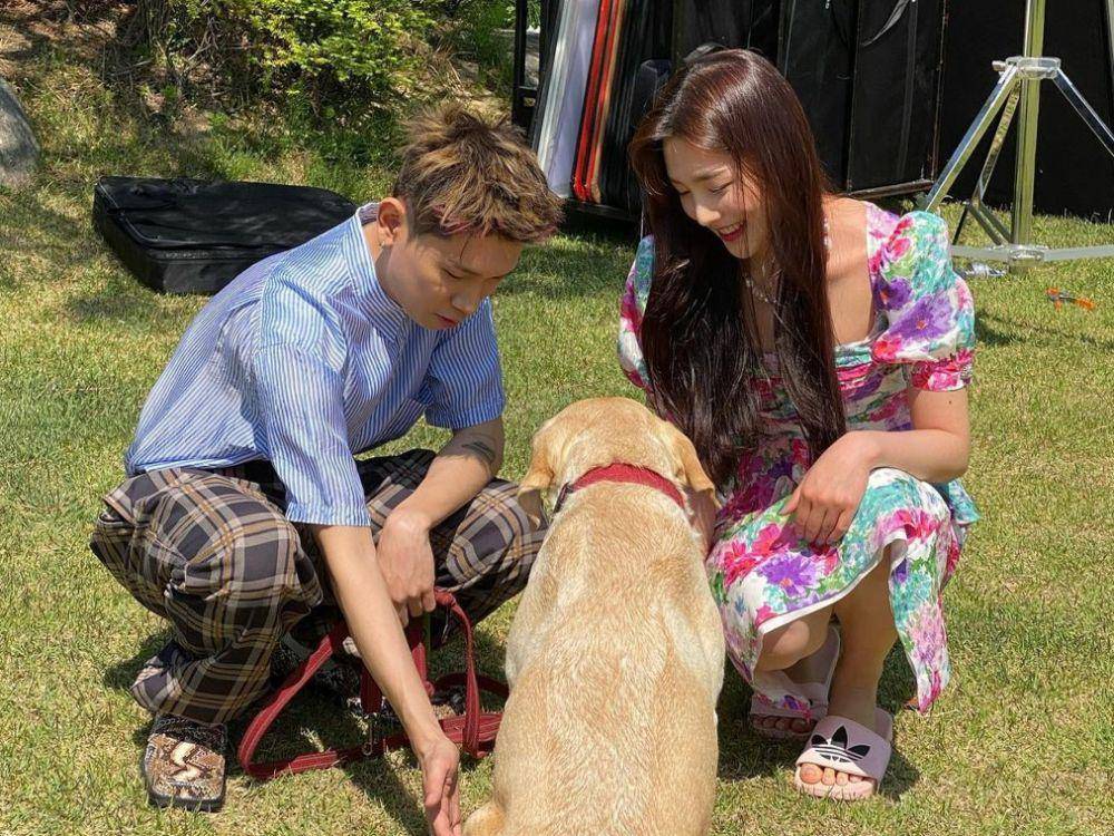 Crush dan Joy bermain dengan anjing milik Crush. (instagram.com/_imyour_joy)