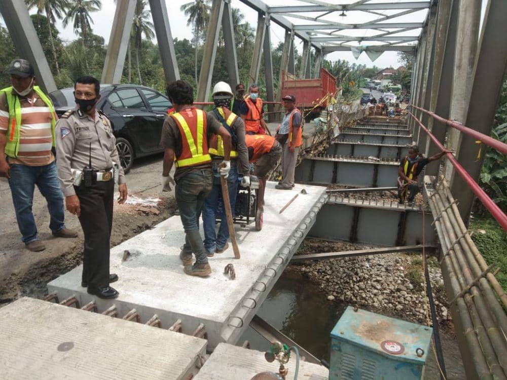 Kondisi perbaikan Jembatan Way Rarem, Lampung Utara (IDN Times/Istimewa)