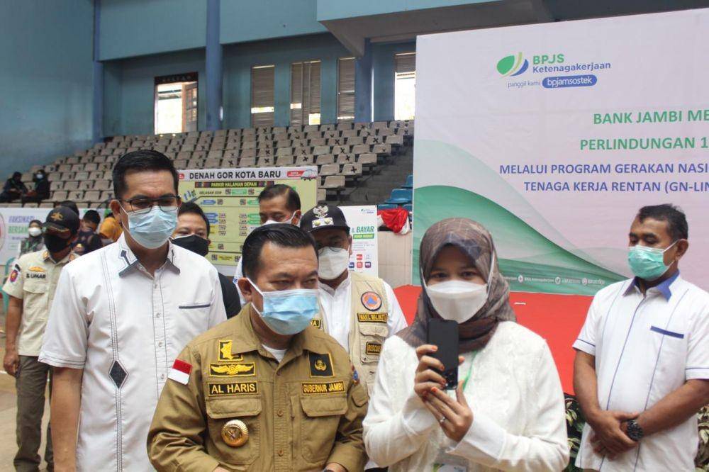 BPJAMSOSTEK melalui Kantor Wilayah Sumatra Bagian Selatan (Sumbagsel) menyelenggarakan program vaksinasi COVID-19 gratis dan donor darah untuk pekerja sektor UMKM dan masyarakat umum di Kota Jambi dan Pangkalpinang pada Sabtu (21/8/2021). (Dok. BPJamsostek)