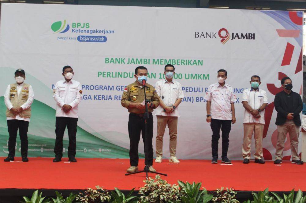 BPJAMSOSTEK melalui Kantor Wilayah Sumatra Bagian Selatan (Sumbagsel) menyelenggarakan program vaksinasi COVID-19 gratis dan donor darah untuk pekerja sektor UMKM dan masyarakat umum di Kota Jambi dan Pangkalpinang pada Sabtu (21/8/2021). (Dok. BPJamsostek)