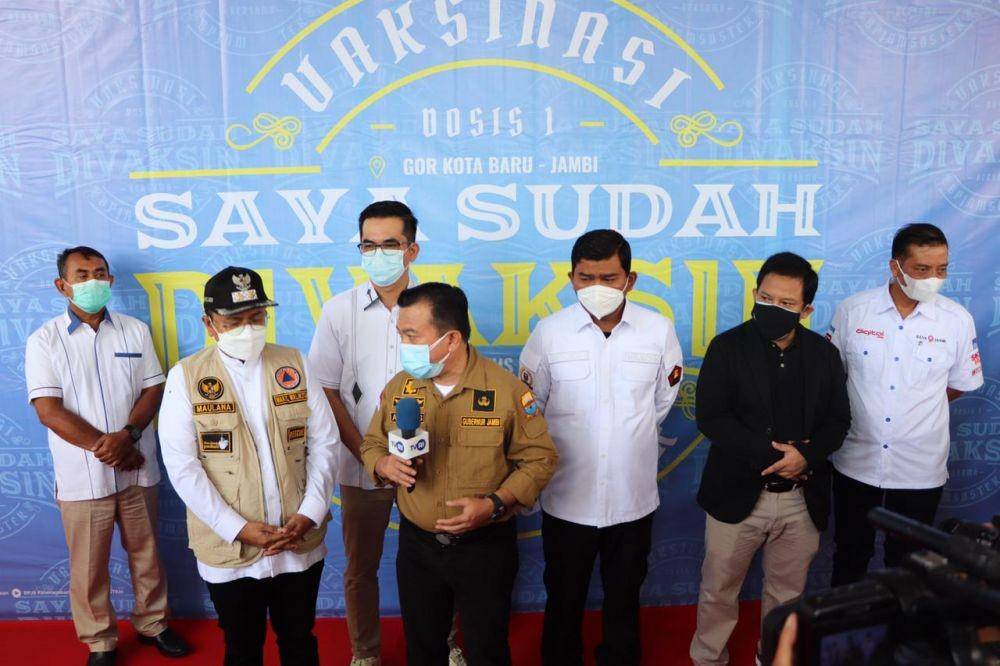 BPJAMSOSTEK melalui Kantor Wilayah Sumatra Bagian Selatan (Sumbagsel) menyelenggarakan program vaksinasi COVID-19 gratis dan donor darah untuk pekerja sektor UMKM dan masyarakat umum di Kota Jambi dan Pangkalpinang pada Sabtu (21/8/2021). (Dok. BPJamsostek)