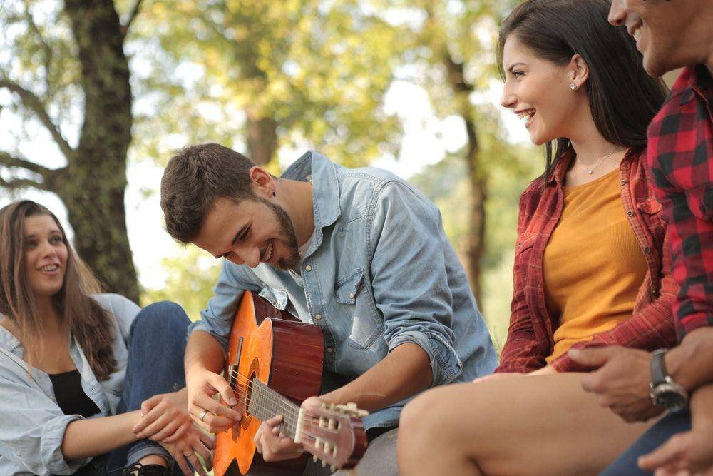 ilustrasi pria berman gitar (pexels.com/andra piacquadio)