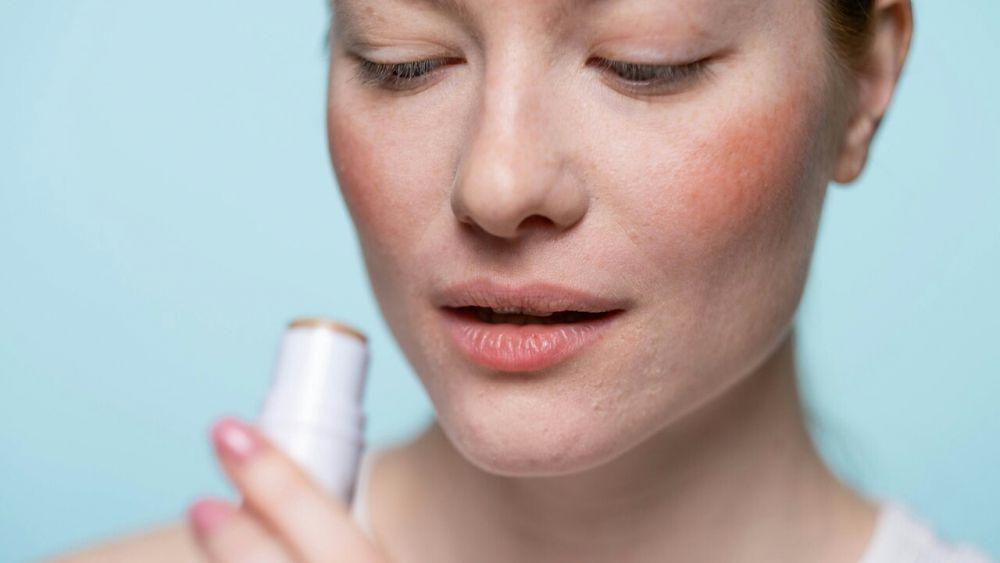 8 Cara Atasi Bibir Kering dan Pecah saat Cuaca Panas