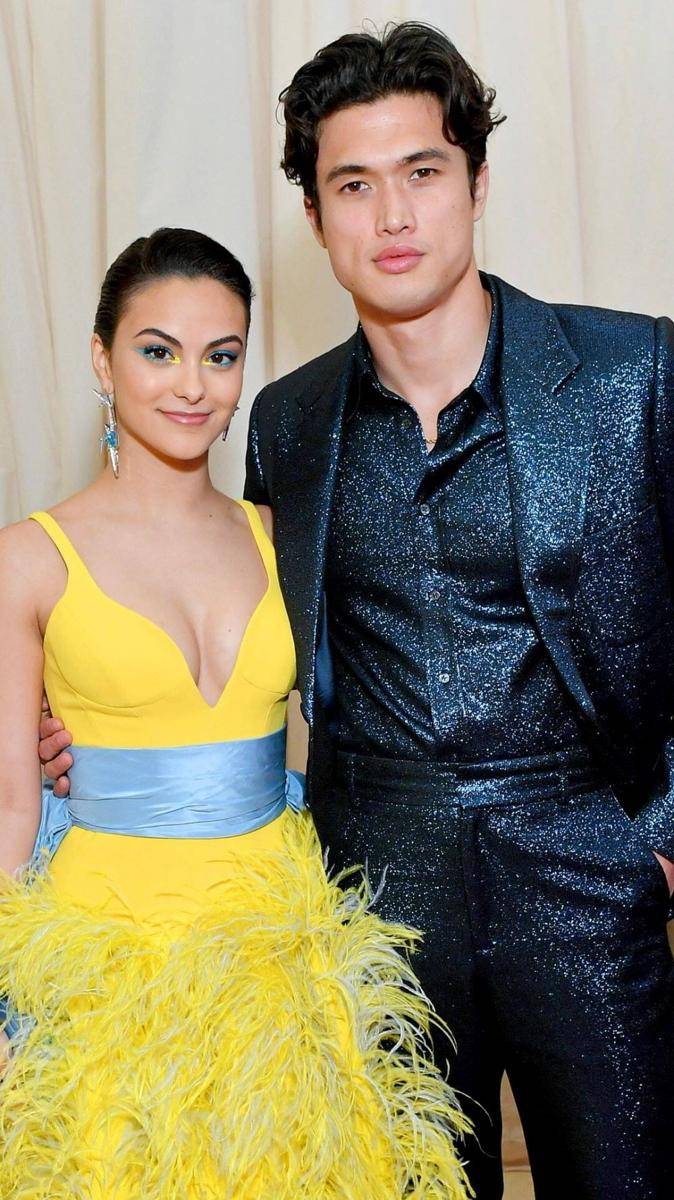 Camila Mendes dan Charles Melton (eonline.com)