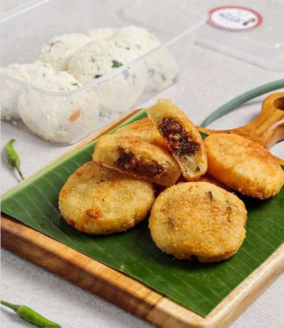 Combro (instagram.com/miss_kuliner)