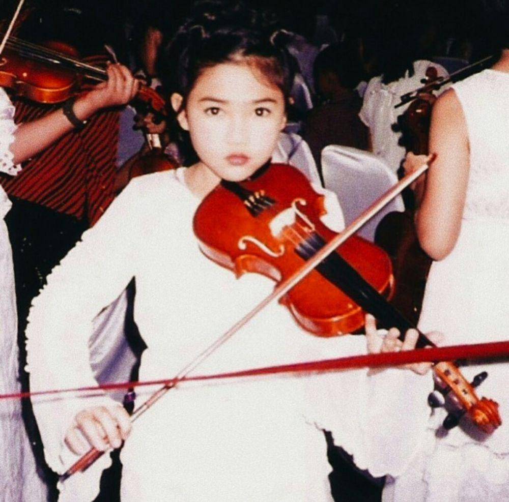Isyana Sarasvati (instagram.com/isyanasarasvati)