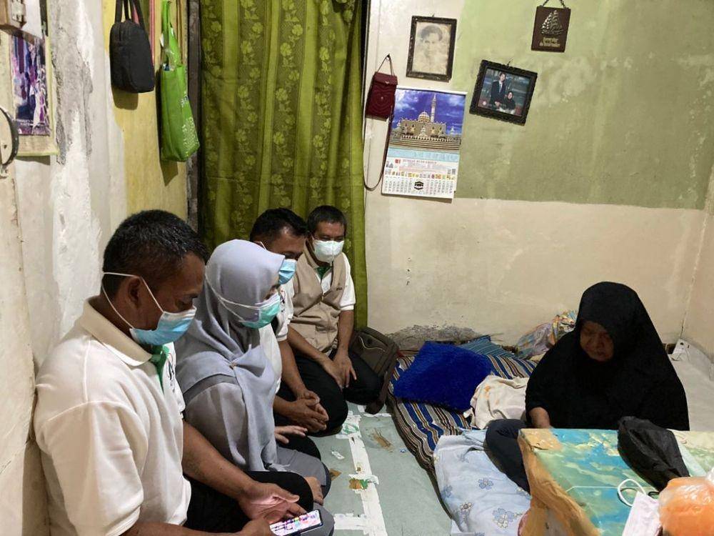 Kemensos Berikan Bantuan Sembako Korban Lift Jatuh Margocity di Depok. (dok. Kemensos)