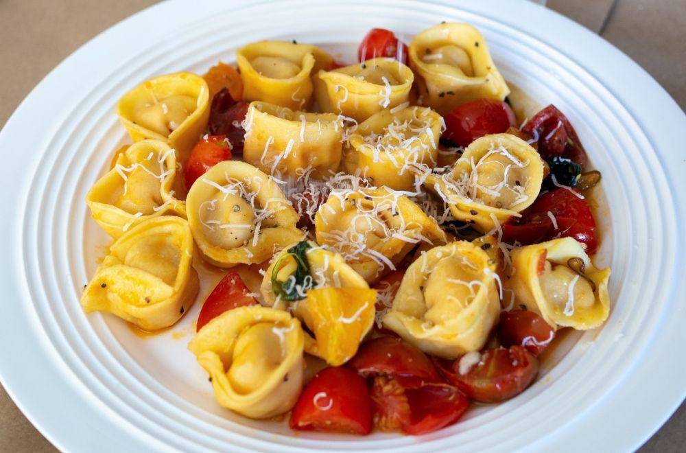 ilustrasi olahan tortellini sup (unsplash.com/Yoav Aziz)