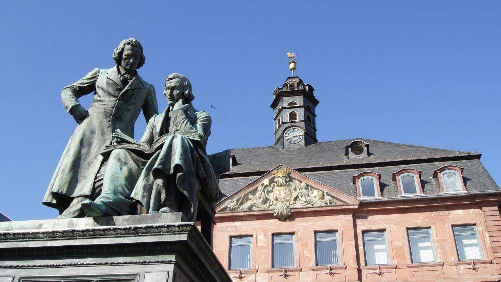 Monumen Grimm Bersaudara di Hanau. (www.deutsche-maerchenstrasse.com)