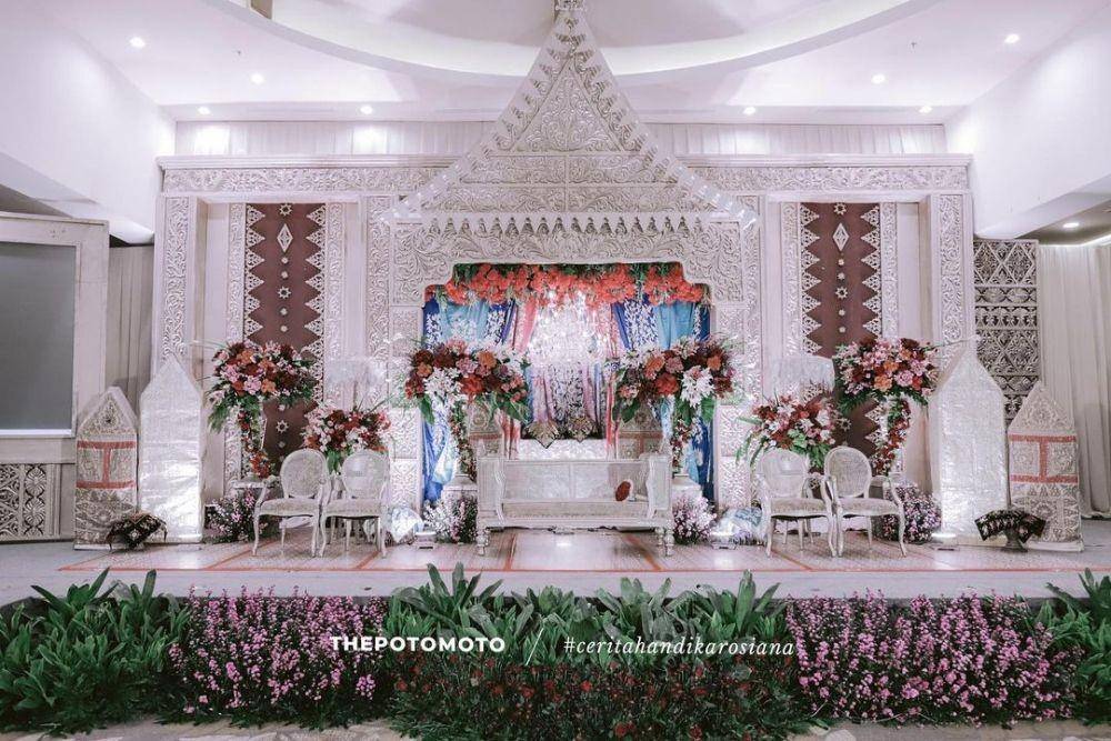 Dekorasi resepsi Handika Pratama dan Rosiana Dewi. (The Potomoto via Instagram.com/sistadecoration)