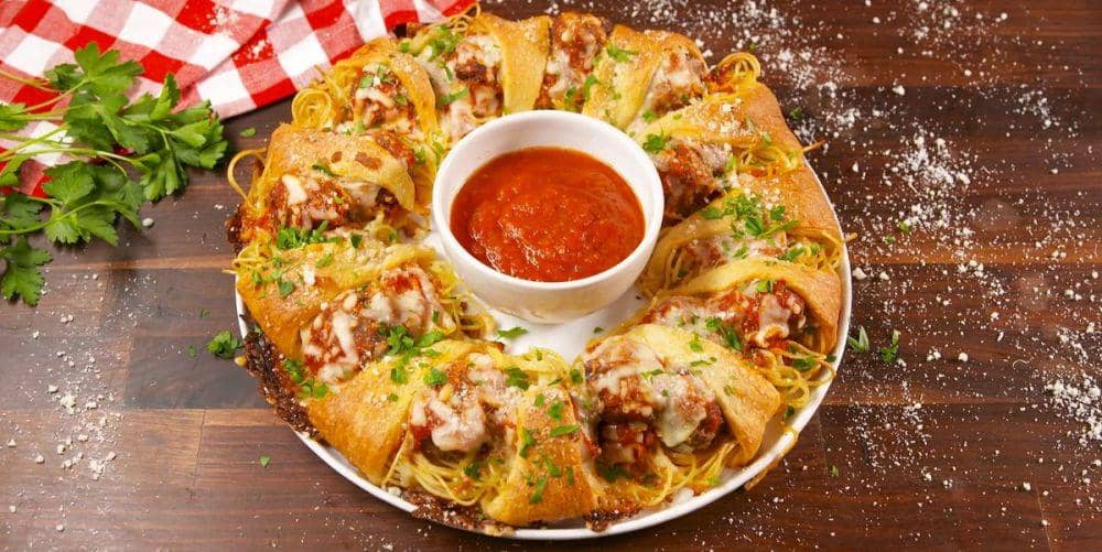 ilustrasi spaghetti and meatball crescent ring (delish.com/Charlie Gillette)