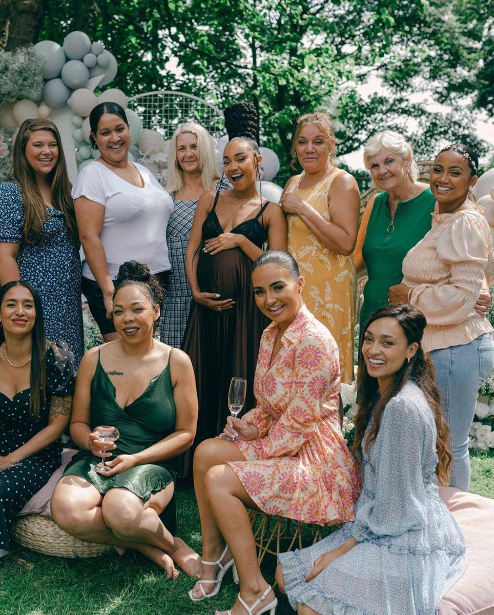 Leigh-Anne Pinnock berfoto bersama keluarga dan sahabat (instagram.com/leighannepinnock)
