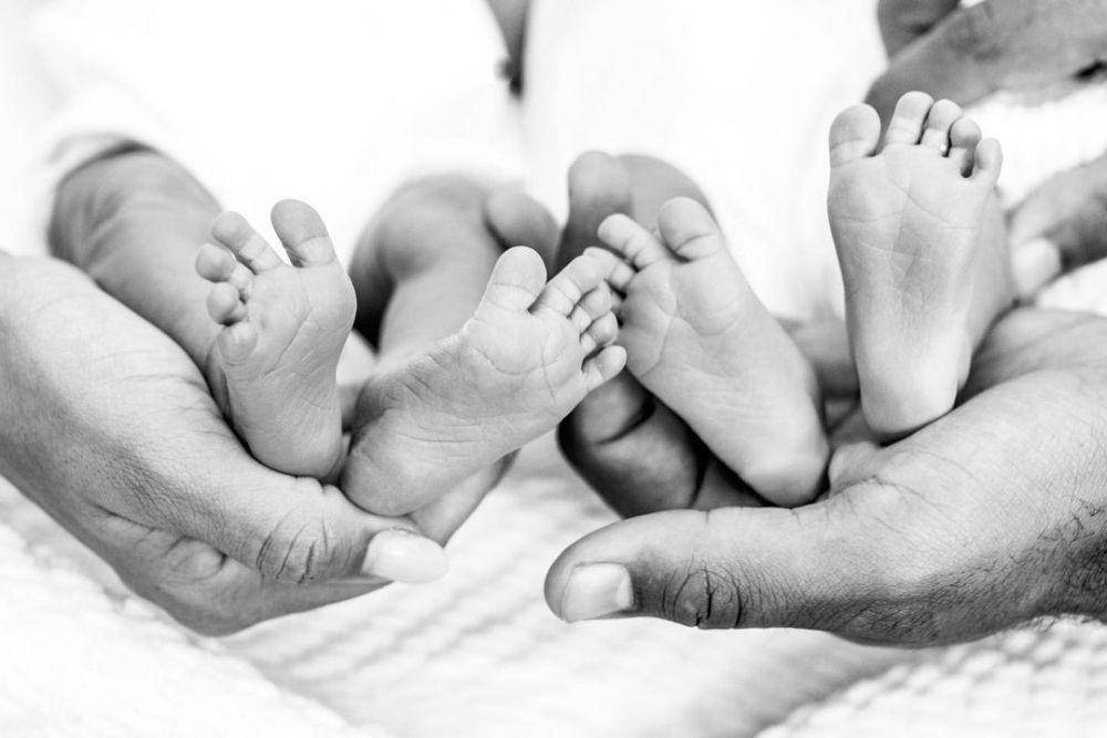 Potret telapak kaki anak kembar Leigh-Anne Pinnock dan Andre Gray (instagram.com/leighannepinnock)