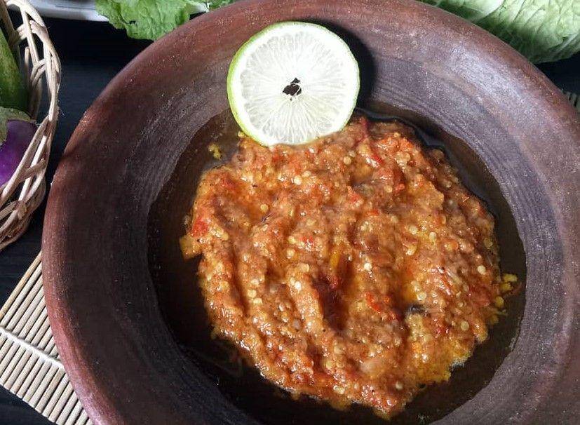 Sambal kemiri (instagram.com/isyarohd_kitchen)