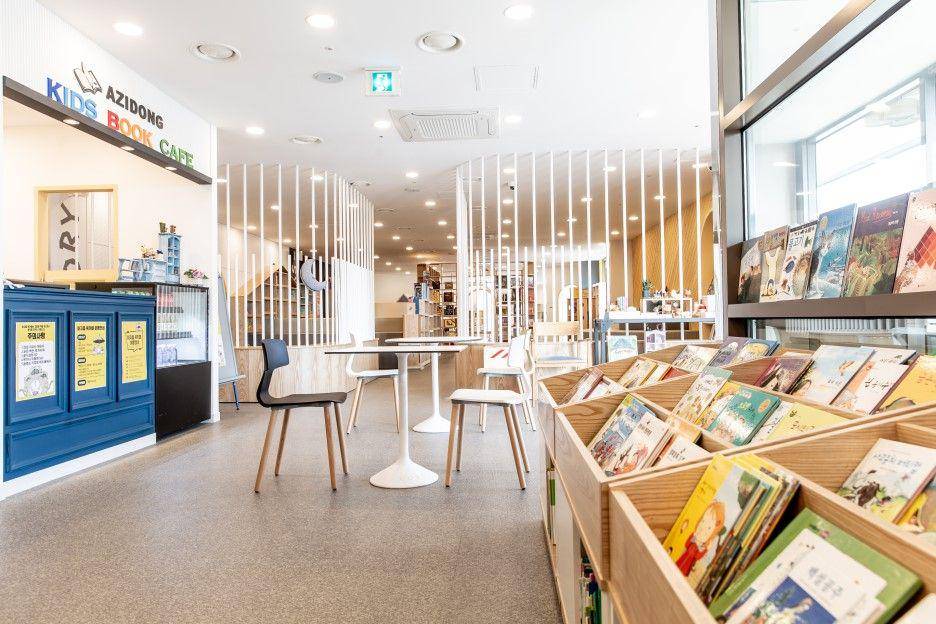 potret bagian interior dari book cafe di Azidong Theme Park (azidong.com)