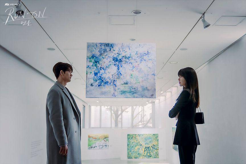 adegan Choi Soo Young dan Kang Tae Oh dalam drama Run On di Blume Museum of Contemporary Art (tv.jtbc.joins.com)