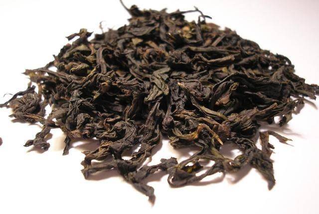 daun teh Da hong pao yang dikeringkan (wikimedia.org/Iateasquirrel)