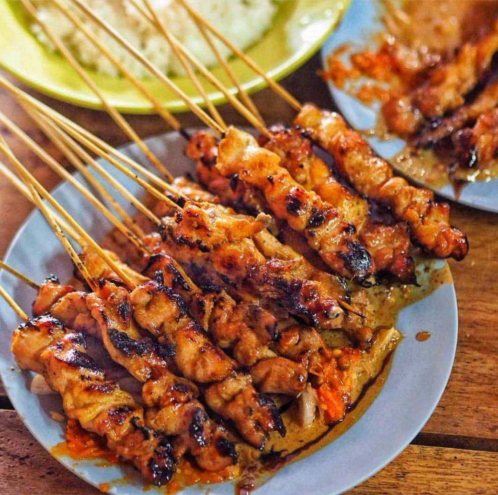 Sate Ayam Pak Seger, Surabaya (instagram.com/eattempationsby)