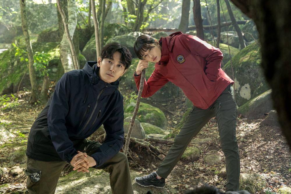 Still cut Ju Ji Hoon dan  Jun Ji Hyun di KDrama Jirisan. (twitter.com/CJnDrama)