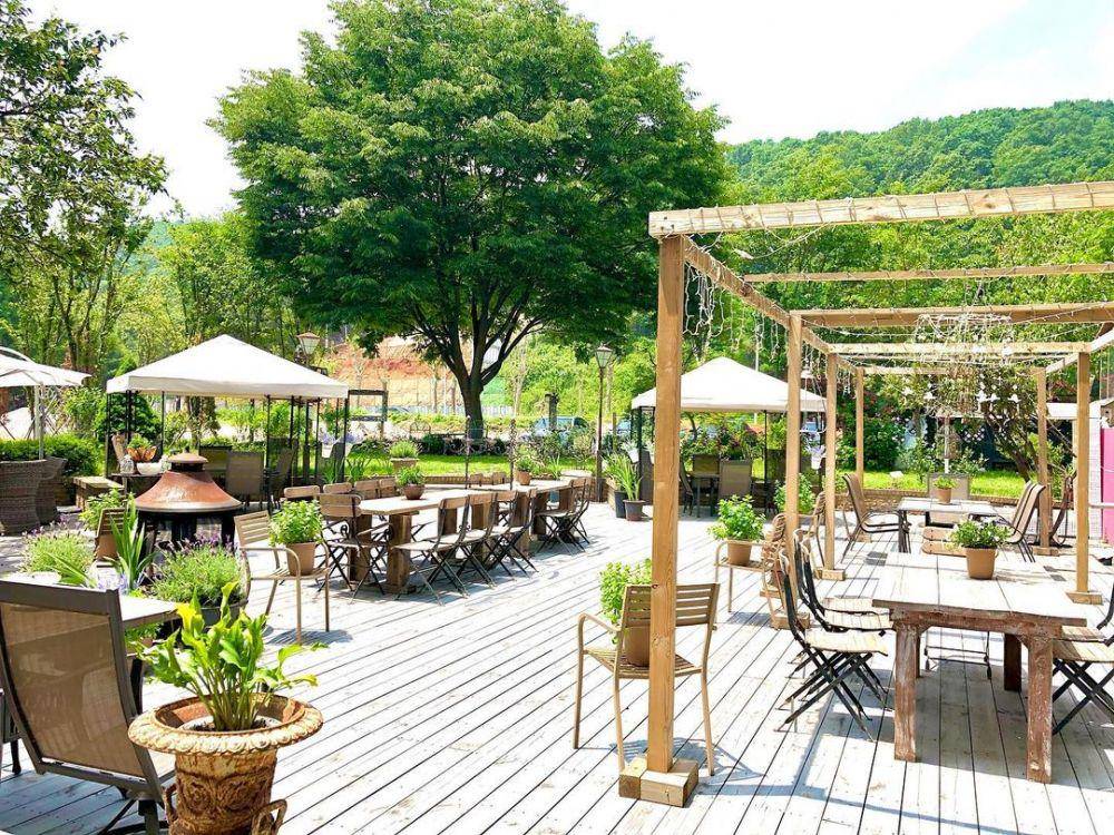 potret bagian outdoor Farmer's Table (instagram.com/farmerstable_official)