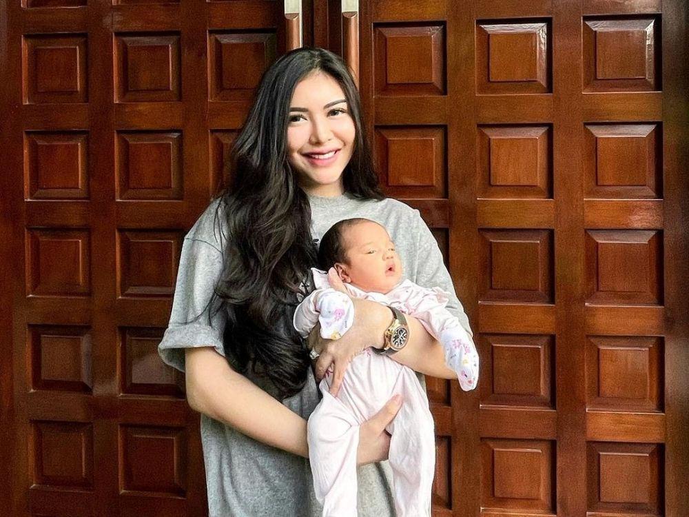 Gayanya Masih Gadis, 10 Potret Rica Andriani ketika Momong Anak