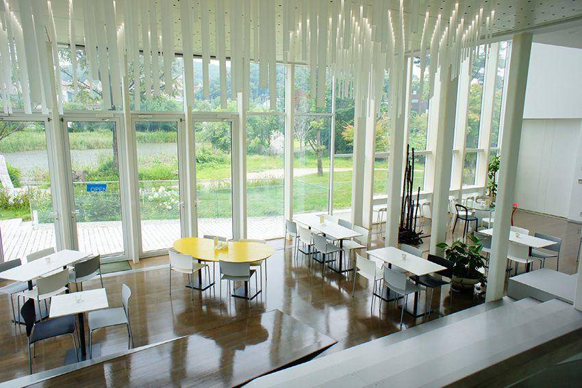 potret restoran di lantai dasar Gallery White Block (whiteblock.org)