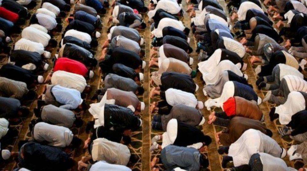 ilustrasi orang-orang salat berjamaah (bbc.com)